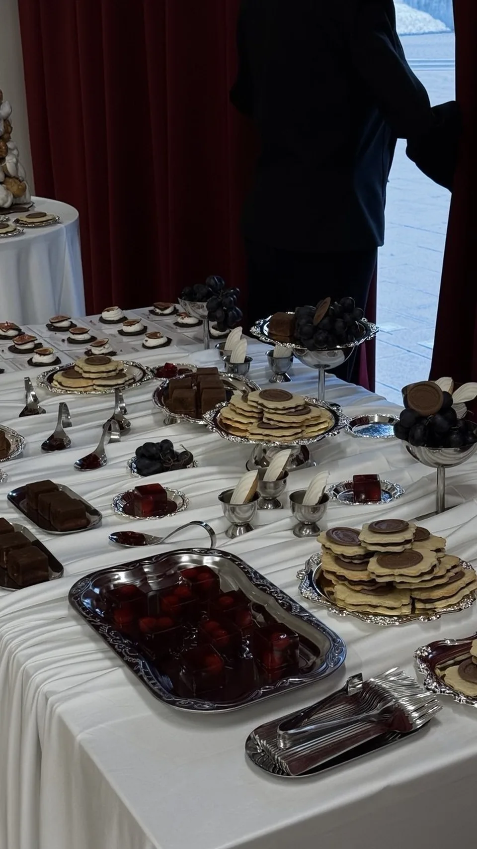 Stół deserowy z ciastkami, eklerkami i wiśniami