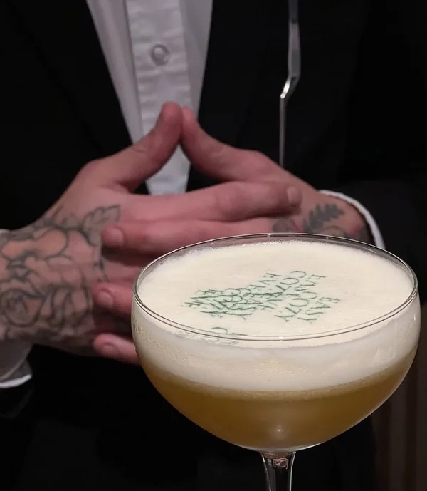 Barman podaje autorski koktajl