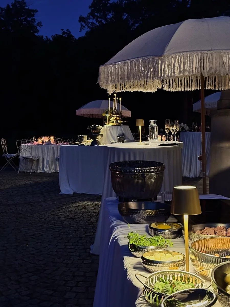 Wieczorny bar pod parasolami z frędzlami